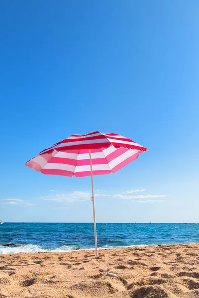 Empty Beach Waves Sea Striped Pink Parasol — Stock Photo, Image