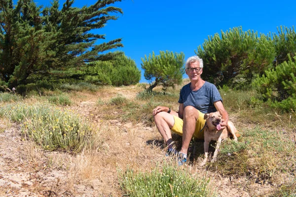 Ile Son Sınıf Öğrencisi Kumulda Köpekle Birlikte Oturuyor — Stok fotoğraf