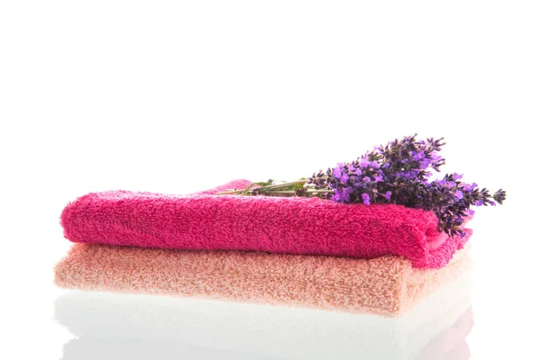 Staplade Handdukar Med Lavendel Blommor Isolerade Över Vit — Stockfoto