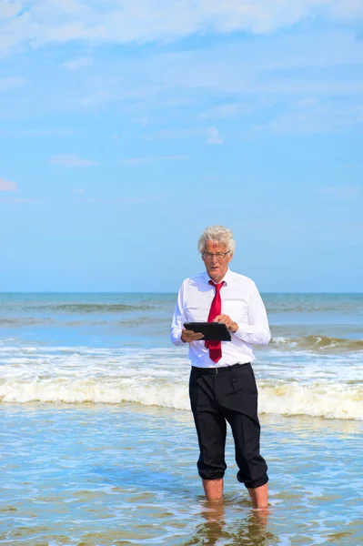 Hombre Negocios Traje Formal Pie Mar Trabajando Con Tableta Playa — Foto de Stock