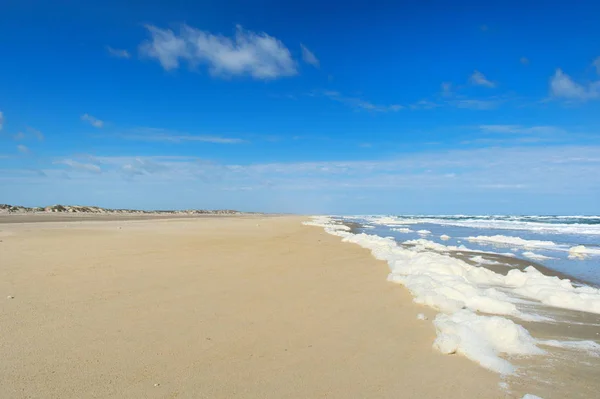 Krajina Prázdná Pláž Mořskou Pěnou Surfů Vody — Stock fotografie