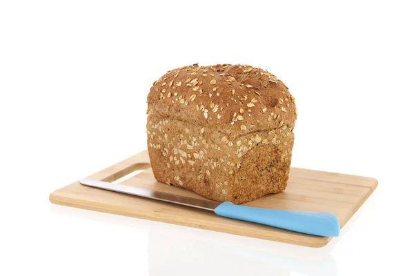 Braunes Mehrkornbrot Mit Messer Auf Schneidebrett Isoliert Über Weißem Hintergrund — Stockfoto