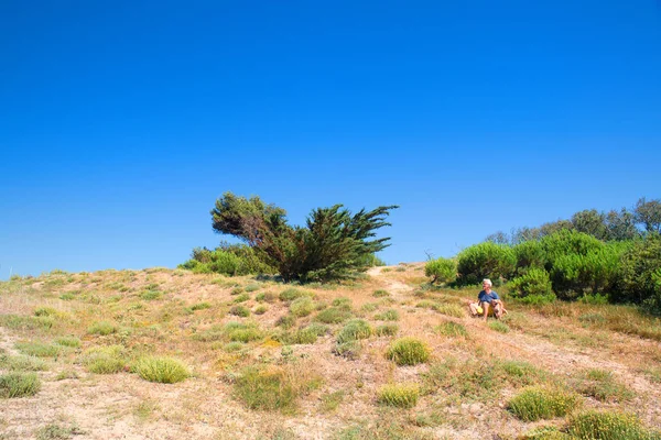 Ile Hombre Mayor Sentado Junto Perro Las Dunas — Foto de Stock