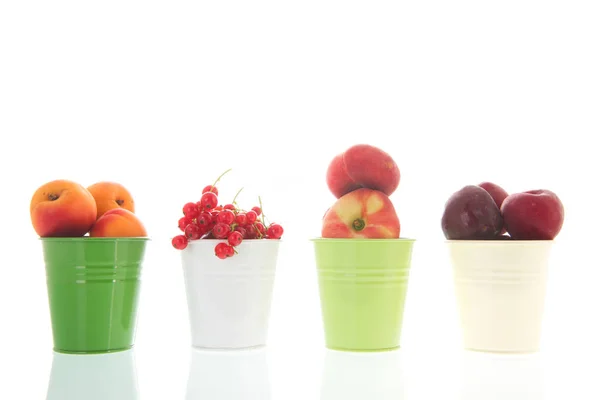 Baldes Verdes Com Variedade Frutas Frescas Isoladas Sobre Fundo Branco — Fotografia de Stock