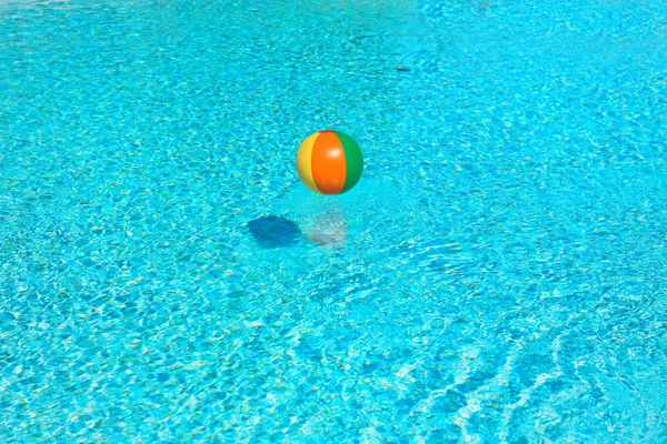 Opblaasbare Kleurrijke Strandbal Drijvend Water — Stockfoto