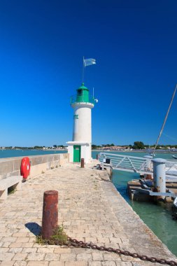 Ile de Re - Fransız köyü La Flotte limanında deniz feneri ve tekneler