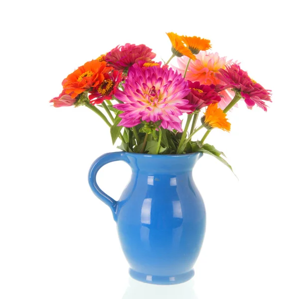 Vase Bunte Zinnien Und Dahlien Isoliert Über Weißem Hintergrund — Stockfoto