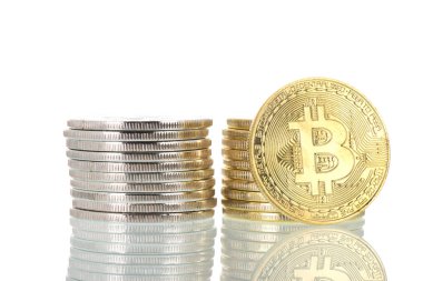 Yığılmış gümüş ve altın bitmadeni paralar beyaz arkaplanda izole edilmiş