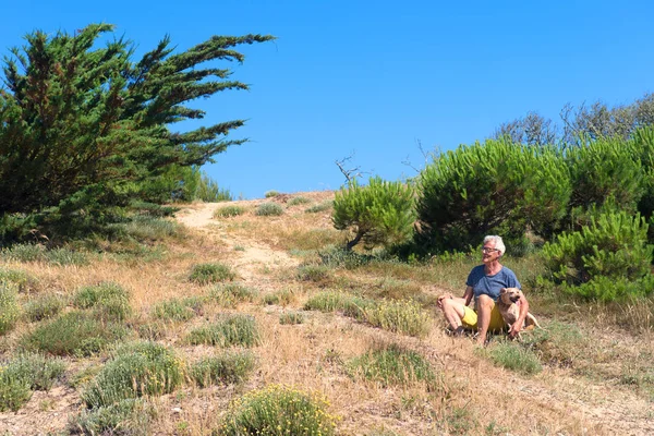 Ile Senior Man Sitter Tillsammans Med Hund Sanddynerna — Stockfoto