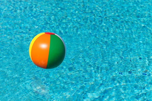 Pallone Spiaggia Colorato Gonfiabile Galleggiante Acqua — Foto Stock