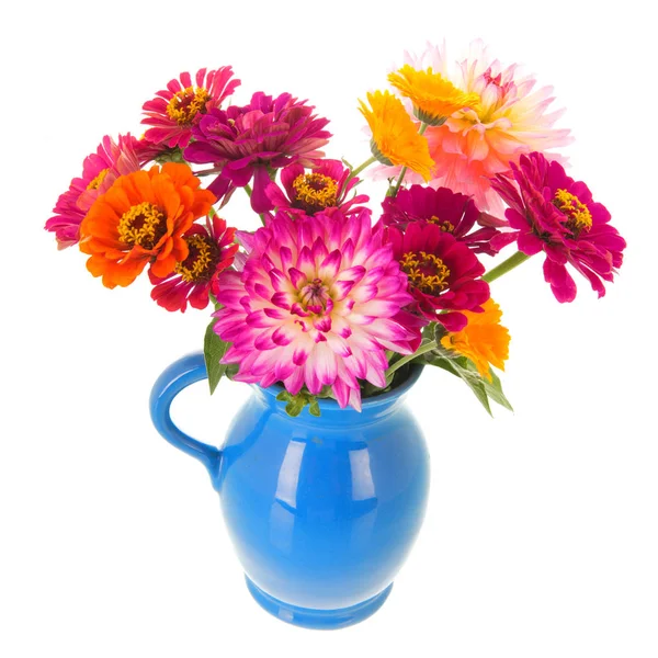 Vase Bunte Zinnien Und Dahlien Isoliert Über Weißem Hintergrund — Stockfoto