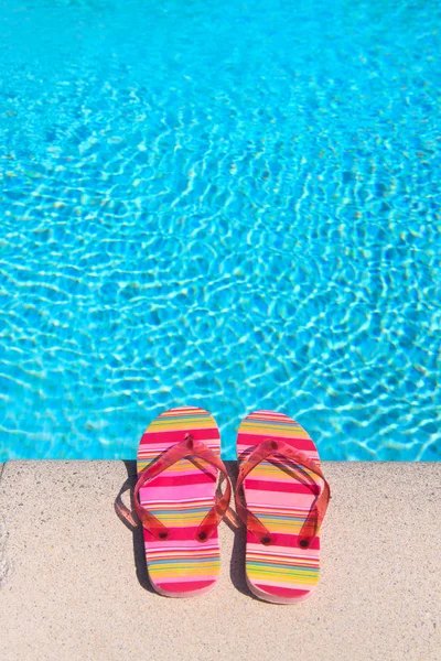 游泳池边色彩艳丽的条纹翻筋斗 — 图库照片