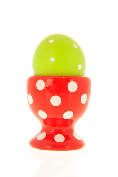 Зеленый Пасхальное Яйцо Красной Чашке Яйца Изолированы Белом Фоне — стоковое фото