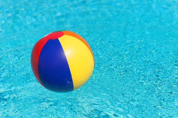水に浮かぶインフレータブルカラフルなビーチボール — ストック写真