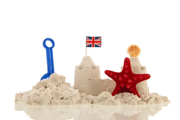 英国沙堡 红色玩具和旗帜与白色背景隔离 — 图库照片