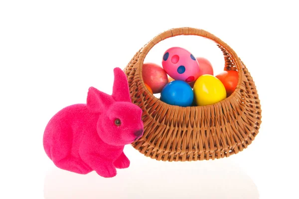 Cesto Vimini Uova Pasqua Lepre Rosa Isolato Sfondo Bianco — Foto Stock