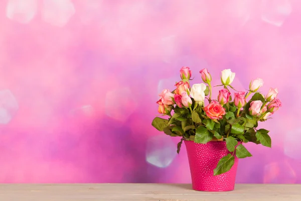 Kytice Barevné Růže Váze Růžovém Obývacím Pokoji — Stock fotografie