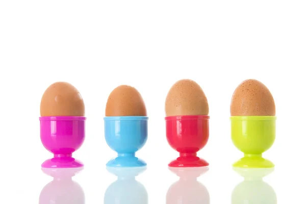 Coloridas Tazas Huevo Con Huevos Aislados Sobre Fondo Blanco — Foto de Stock