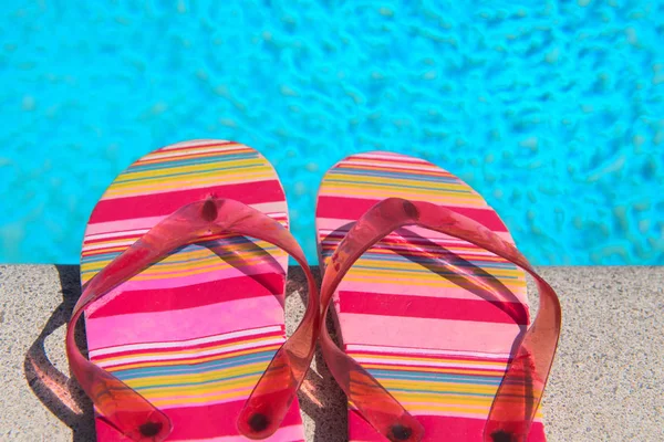 Farverige Stribede Flip Flops Ved Swimmingpoolen - Stock-foto