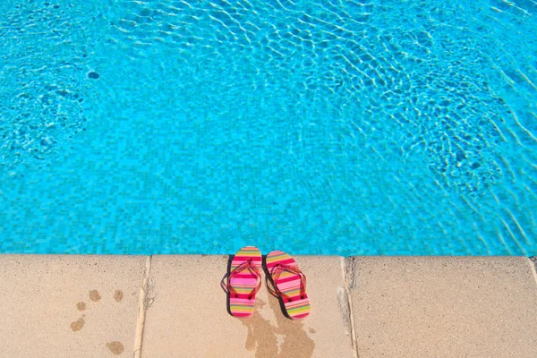 Kleurrijke Gestreepte Teenslippers Bij Het Zwembad — Stockfoto