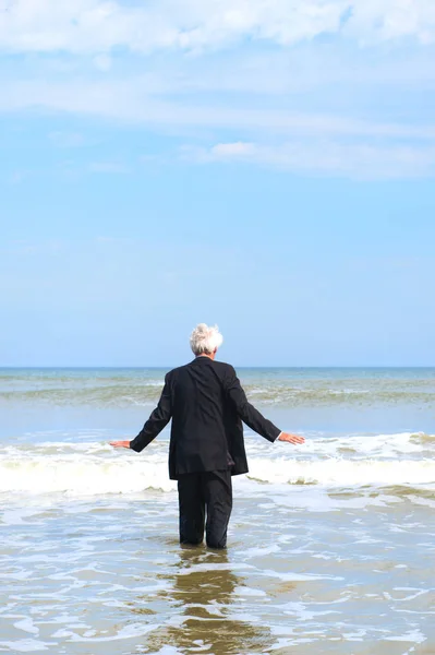 Homem Negócios Terno Formal Andando Mar — Fotografia de Stock