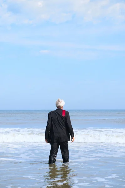 Business Man Formal Suit Walking Sea — Stock Photo, Image