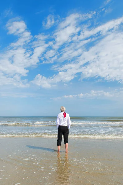 Homem Negócios Terno Formal Andando Mar — Fotografia de Stock