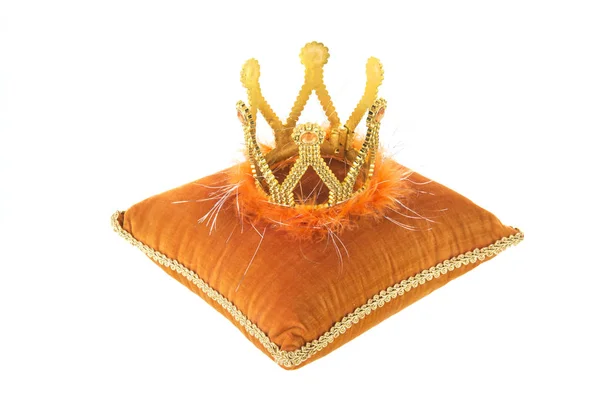 Orangefarbenes Königliches Samtkissen Mit Krone Auf Weißem Hintergrund — Stockfoto