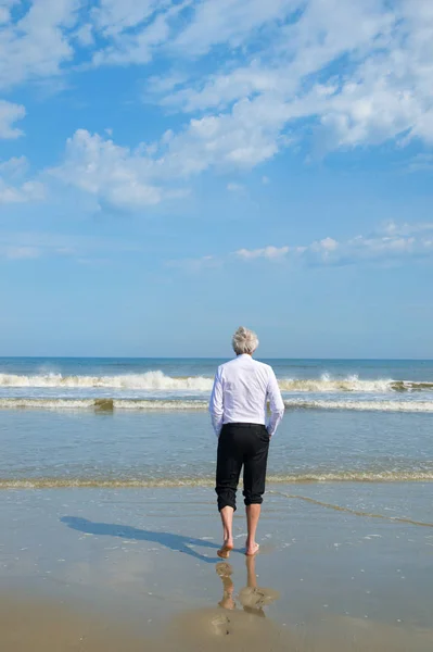 Hombre Negocios Traje Formal Caminando Mar —  Fotos de Stock