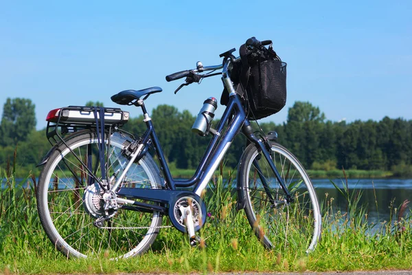 Синий Электровелосипед Электрический Велосипед Перед Речным Пейзажем — стоковое фото