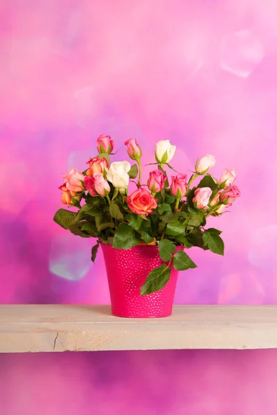 Μπουκέτο Πολύχρωμα Τριαντάφυλλα Βάζο Στο Ροζ Σαλόνι — Φωτογραφία Αρχείου