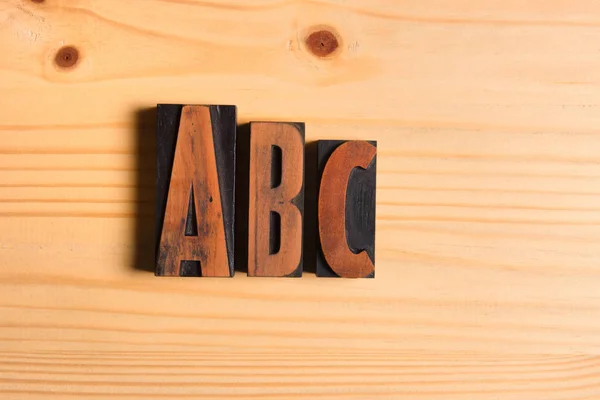 Abc古董字在木头上打印字母 — 图库照片