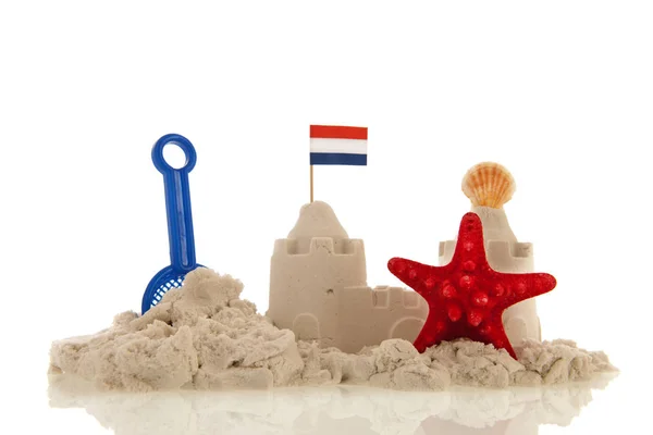 Holländische Sandburg Mit Rotem Spielzeug Und Fahnen Auf Weißem Hintergrund — Stockfoto