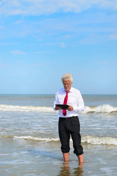 Деловой Человек Официальном Костюме Стоящий Море Работающий Планшетом Пляже — стоковое фото