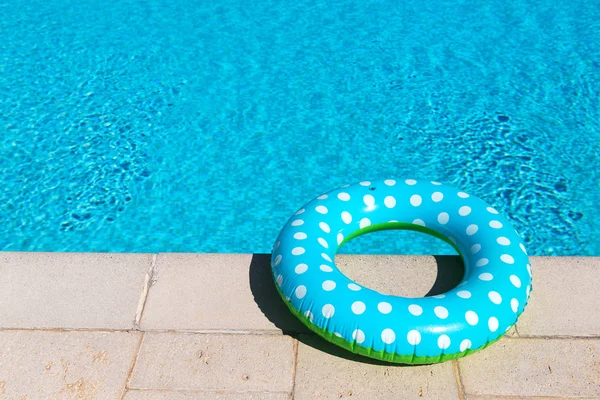 Plovoucí Kroužek Hračka Modré Zelené Bazénem — Stock fotografie