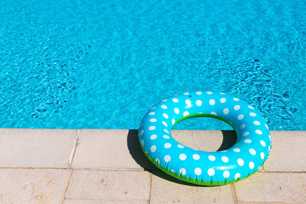Плавающая кольцевая игрушка в синем и зеленом с бассейном