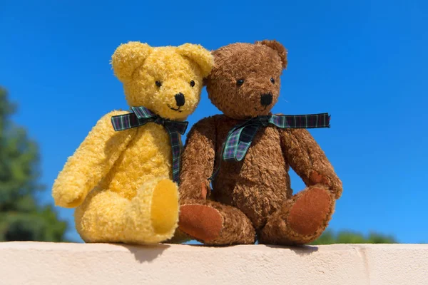 Two toy bears in love sitting on ence outdoor — Stock Photo, Image