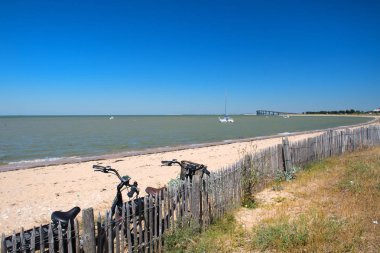 Plaj ve köprü motosikletlerin anakara Ile Re