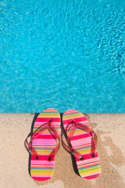 Yüzme havuzunda flip flop