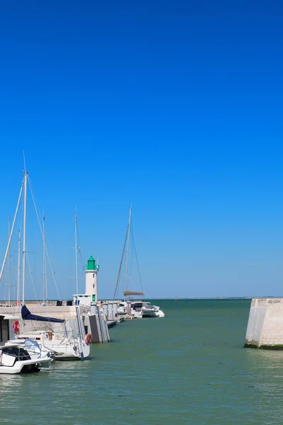 Ile de Re - világítótorony és a hajó a kikötő La Flotte — Stock Fotó