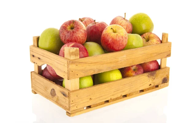 Caixote maçãs frescas isoladas sobre fundo branco — Fotografia de Stock