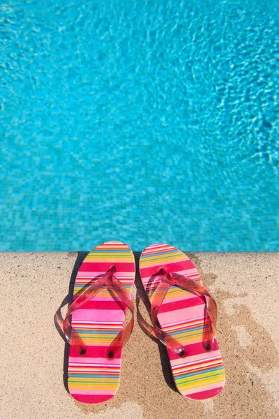 Chinelos na piscina — Fotografia de Stock