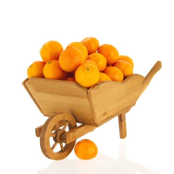 Carretilla con mandarinas — Foto de Stock