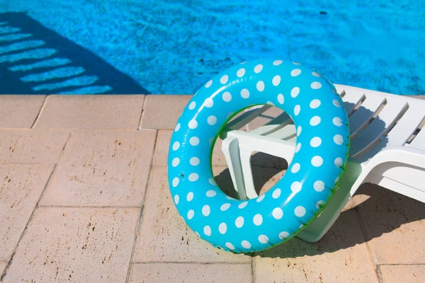 Piscina con anello blu gonfiabile — Foto Stock