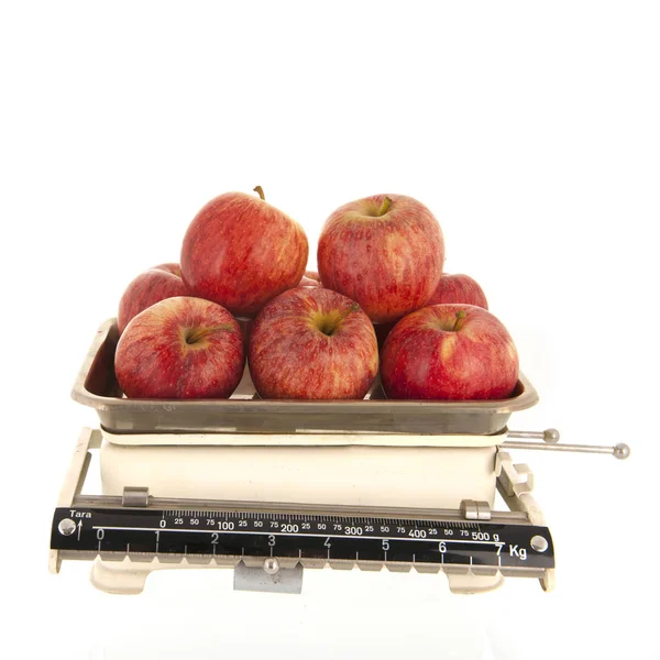 Balança de peso maçãs frescas isoladas sobre fundo branco — Fotografia de Stock