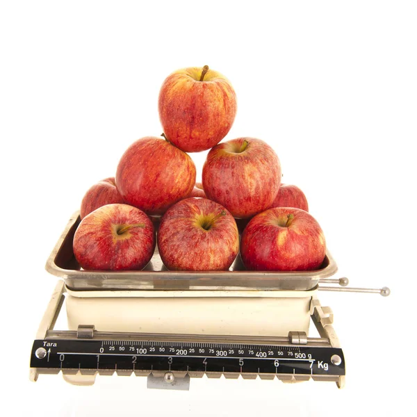 Escala de peso manzanas frescas aisladas sobre fondo blanco — Foto de Stock