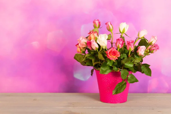 Bukett färgglada rosor i vas — Stockfoto