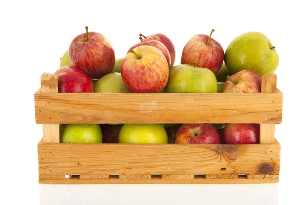Caixote maçãs frescas isoladas sobre fundo branco — Fotografia de Stock