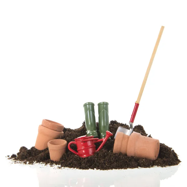 Чорна купа землі з лопатою і квітковими горщиками ізольовані — стокове фото