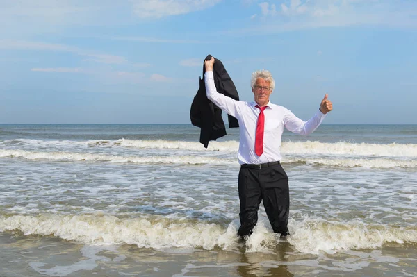 Hombre de negocios de pie en la playa — Foto de Stock